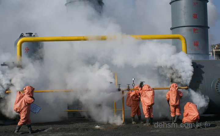 发生液氨泄漏消防员穿戴特种防护装备救援