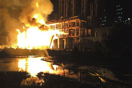 南京化工厂爆炸起火消防员救援轻微灼伤